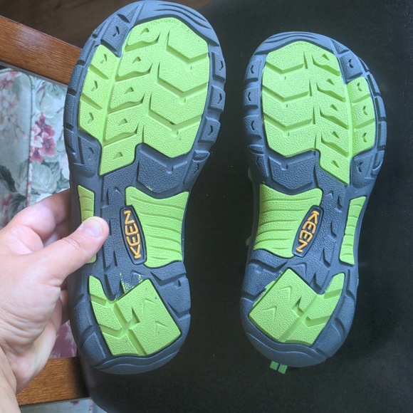 Keen big boy size 6 shoes - Picture 3 of 5